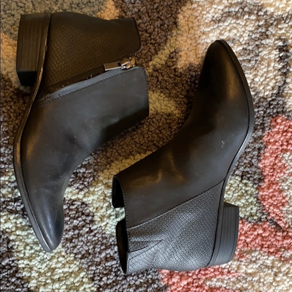 Women’s white mountain black booties💕